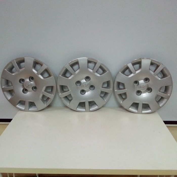 Тасове за Хюндай и20ка 14 и 15 цола имам, 4 броя ОРИГИНАЛНИ