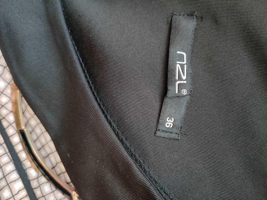 Дамска рокля NZL , елегантна, ластична, с колие, с черни тюлени ръкави