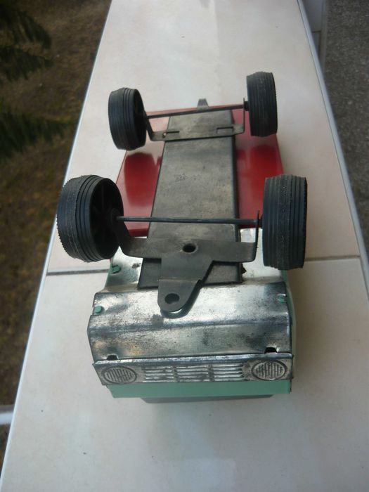 Старо метално камионче