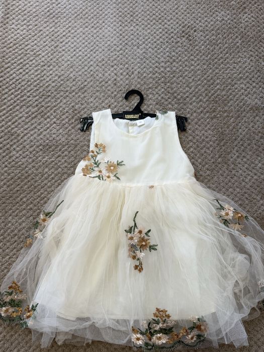 Продам платья для девочки на рост  110-120