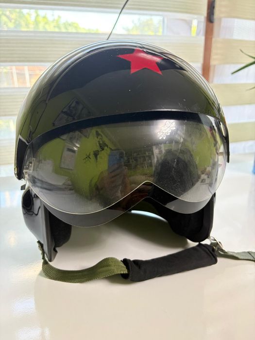 Черна пилотска каска на за мотоциклет с двоен визьор