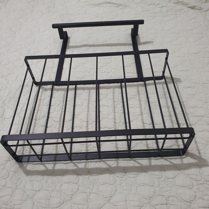 Coș de bucătărie suspendat peste ușa dulapului