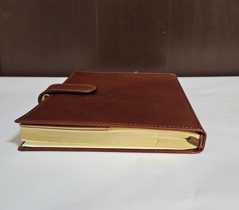 Agendă din piele maro - Eleganță și funcționalitate la superlativ!