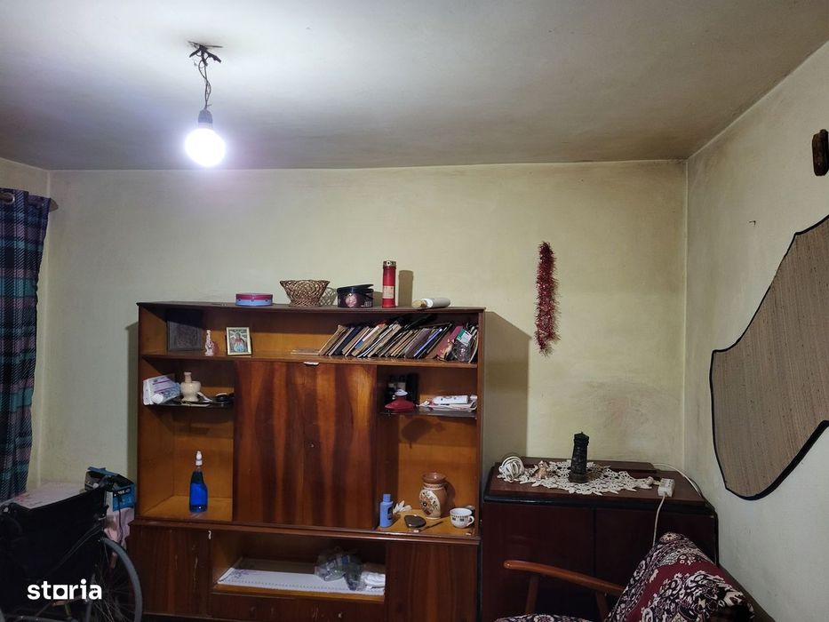 Apartament 3 camere, parter, cu balcon. Necesita renovare completa.