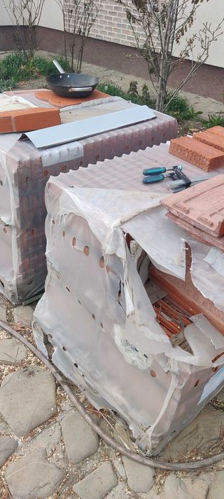 Tigla Bramac model Reviva, culoare rosu caramiziu.