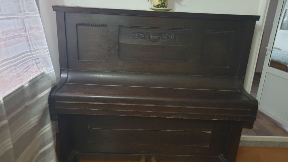 Pianina cu placa de bronz in perfecta stare de funcționare