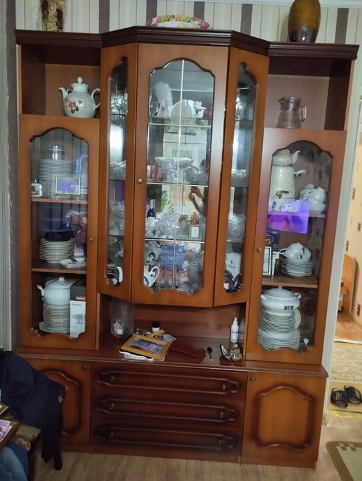 Продам сервант торг уместен