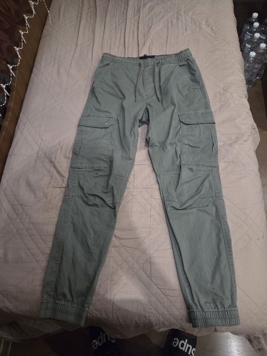 Продавам панталон Pull&bear