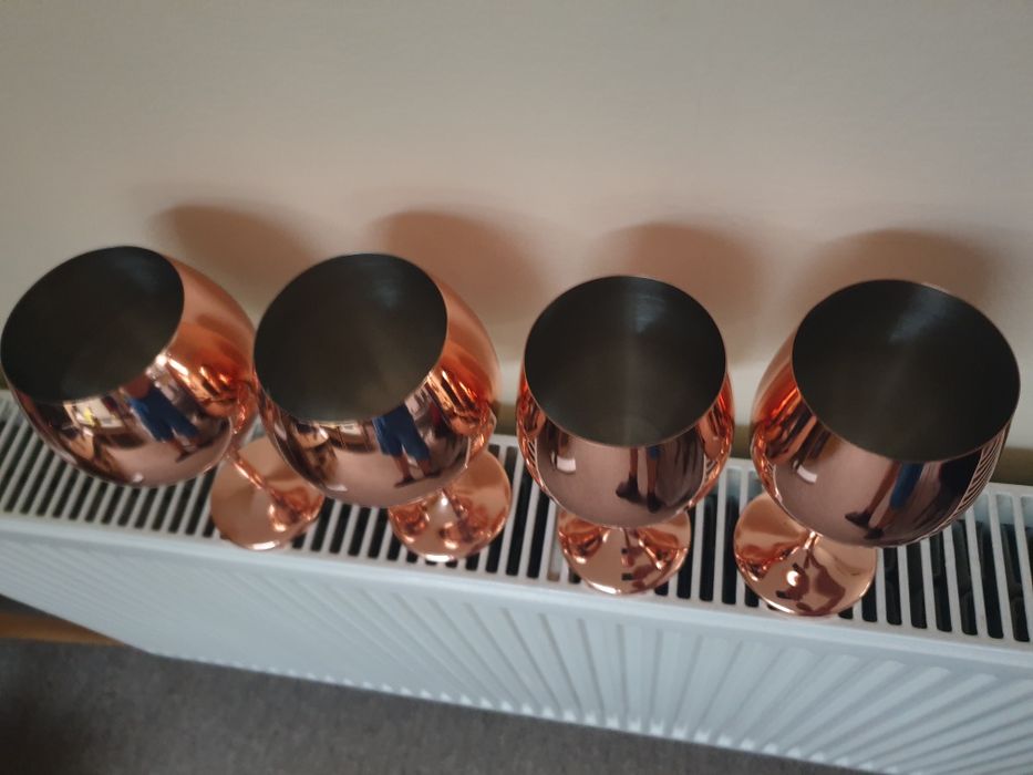 Pahare metal  2 pentru vin 2  pentru gin culoare  auriu rose