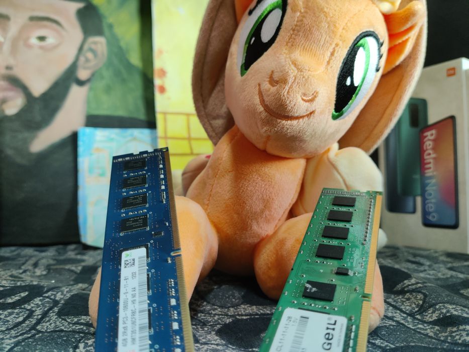 Продам две плашки DDR3 по 4 Гб (8 ГБ)