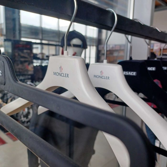 Маркови закачалки за дрехи.