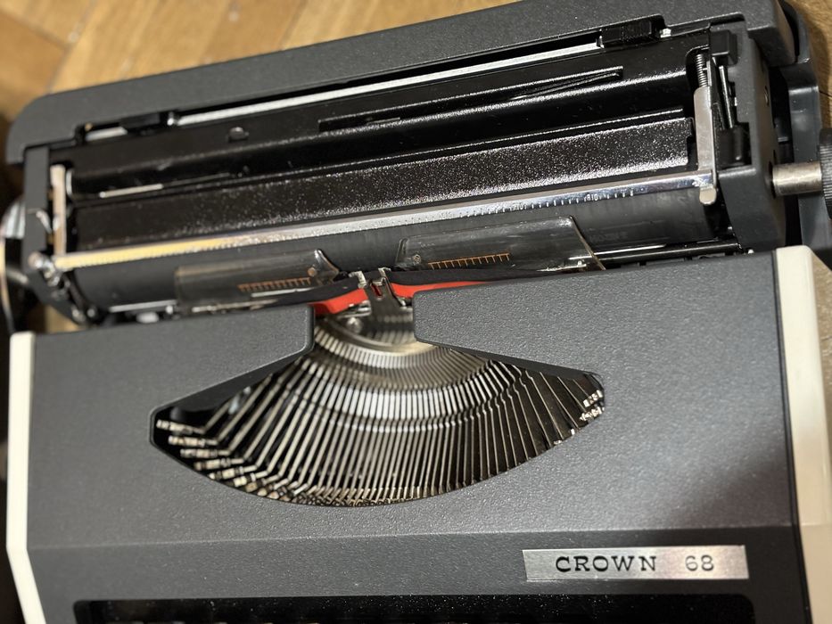 Чисто нова Ретро пишеща машина Crown 68 Modell 1300 F/T
