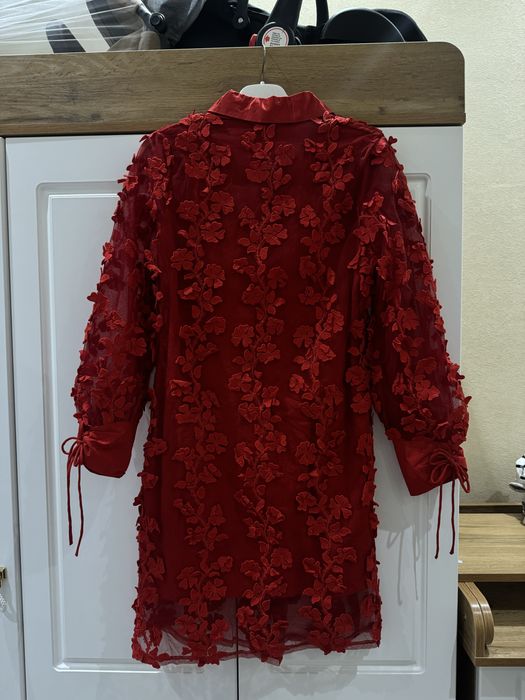 ярко красное алое платье