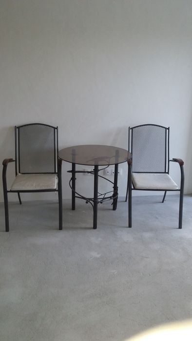 Продавам маса от ковано желязо с два стола