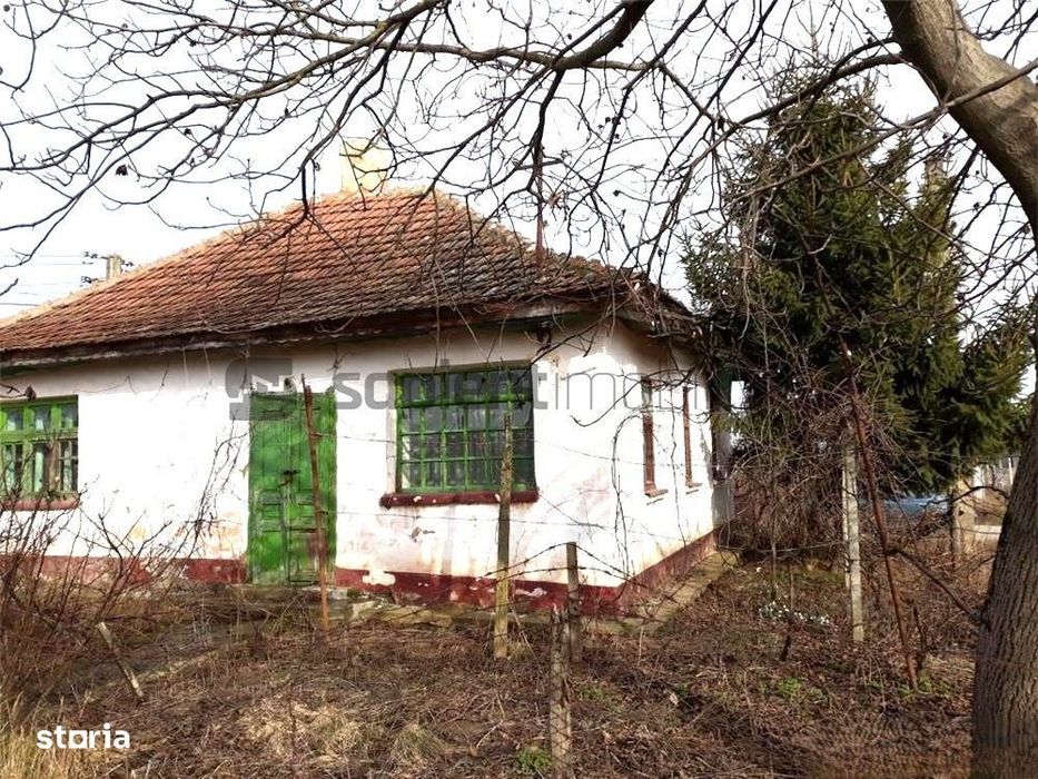 Casa bătrânească 110 mp cu anexe si teren generos de 2.263 mp