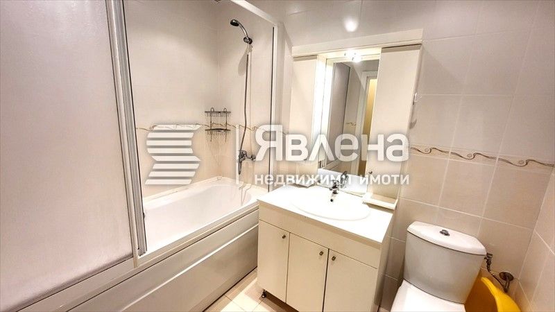 Тристаен апартамент в Слънчев  Бряг район Какао Бийч.