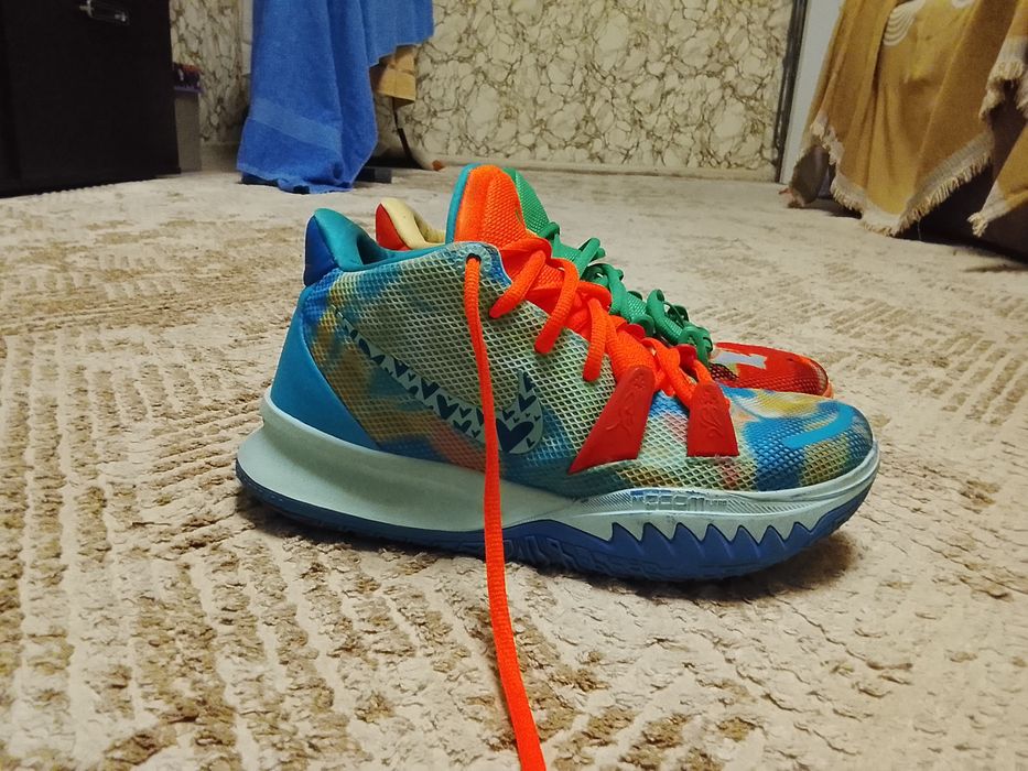 Продам кроссовки кайри 7