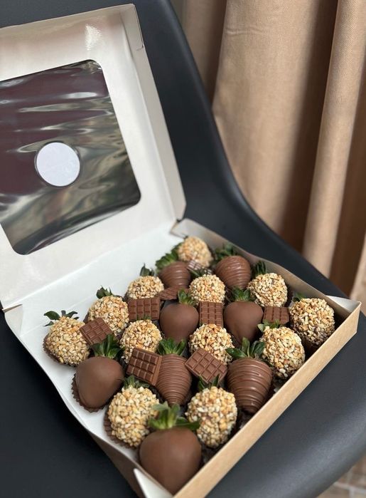 Свежая клубника в шоколаде. Отлично подойдёт для подарка