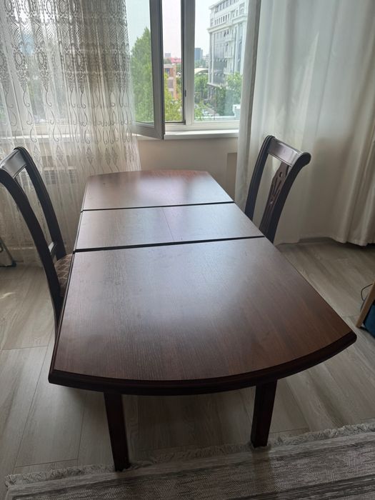 Продается стол раздвижной и два стула