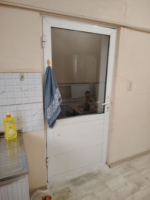 Срочно продам Пластиковый Двер стекло