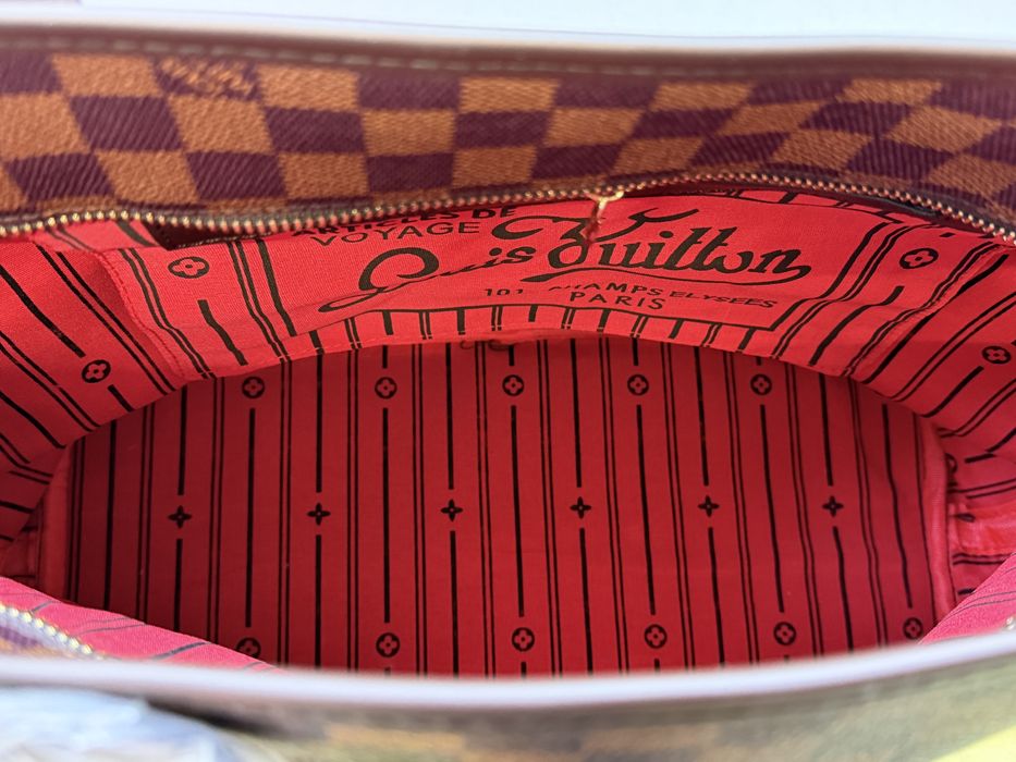 Дамска чанта Louis Vuitton с подарък колан.