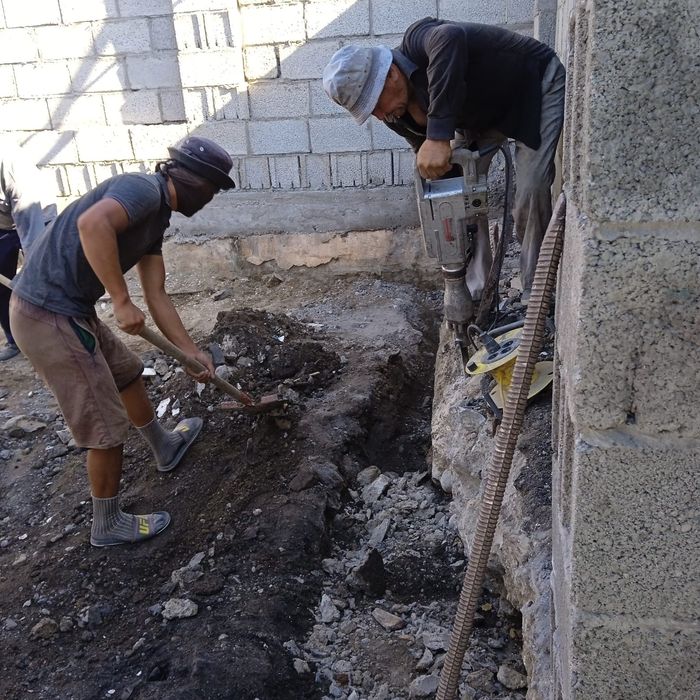 Демонтаж,кладка,стяжка итд.