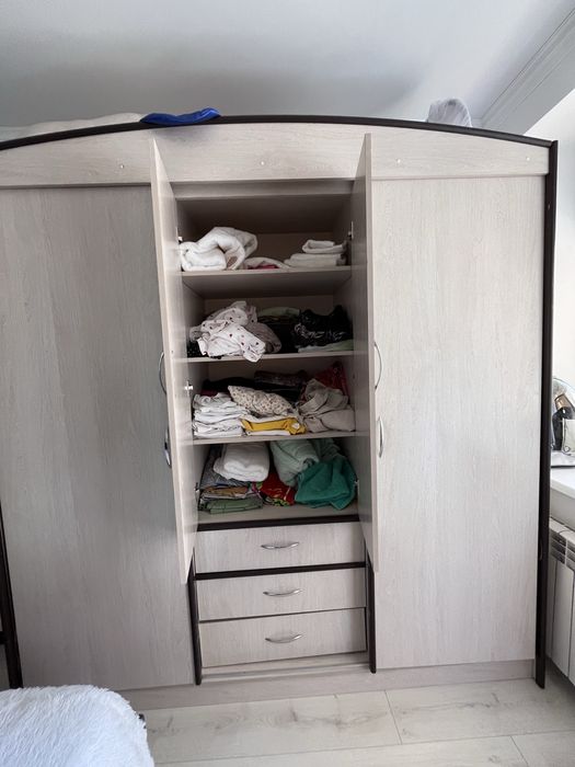 Срочно продам  вместительный шкаф