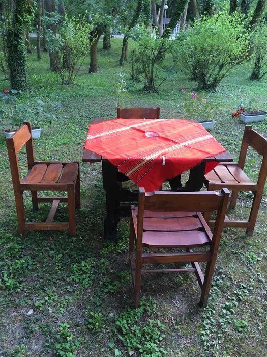 Продавам използвани в много добро състояние столовe и маси