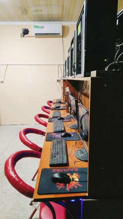 Компьютеры 11 штук с наушниками в комплекте