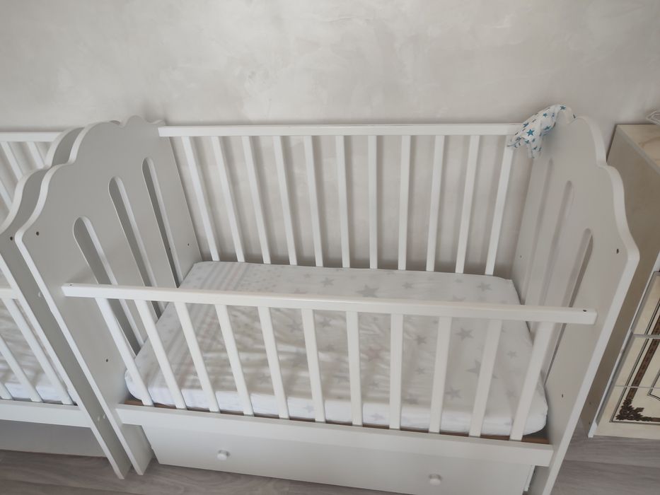 Продаю 2 манежки и стульчик