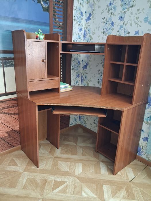 Продам компьютерный стол угловой
