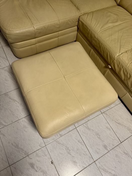 Coltar din piele naturala bej si 2 tabureti in stare buna toate