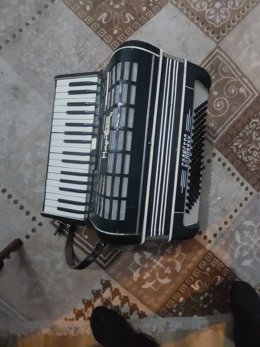 Vând acordeon granesso