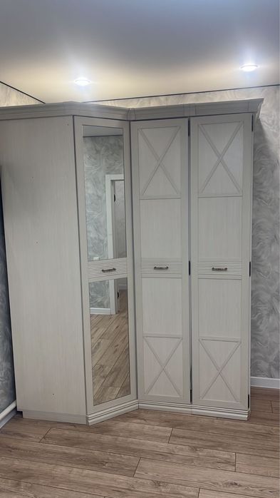 Угловой вместительный шкаф