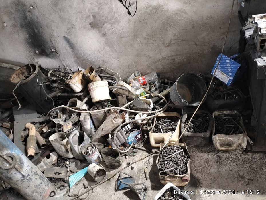 Продаю все из автомастерской запчасти и инструменты