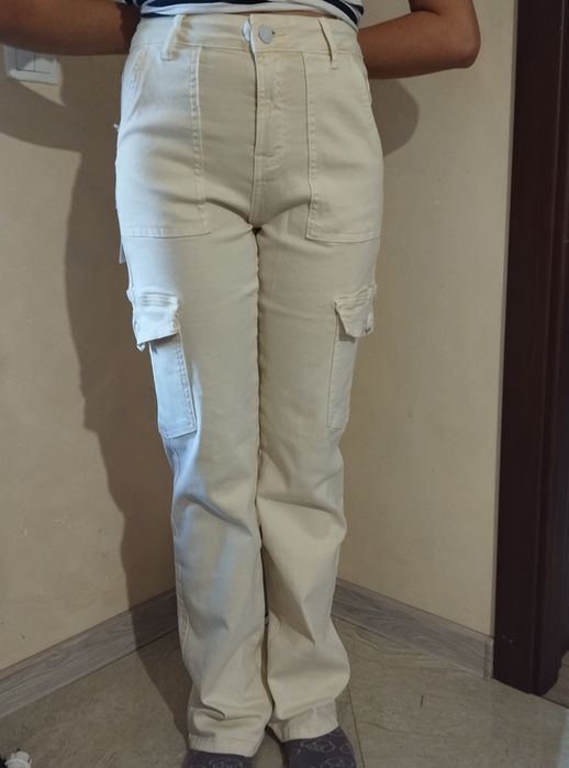 Pantaloni cargo largi jos