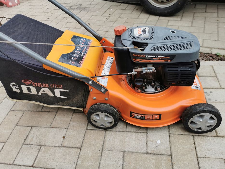 Mașina tuns iarba ruris