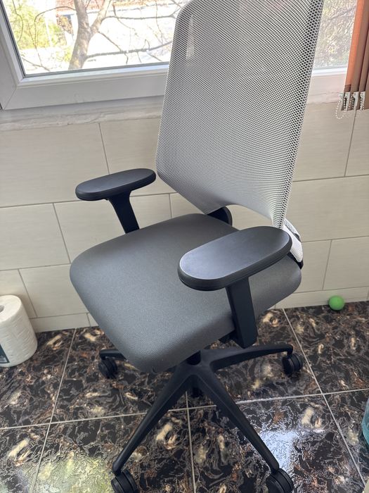 Scaun birou Drabert Esencia, partea din jos este inchisa la culoare