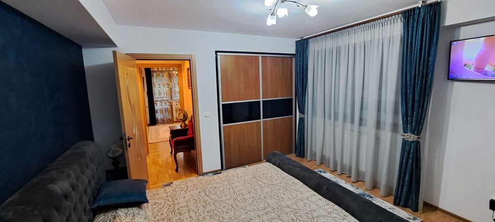 Vând apartament 3 camere .