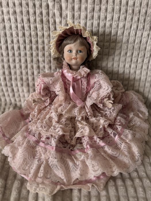 Papusă din porțelan