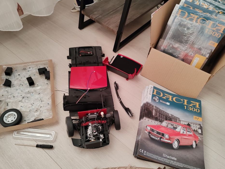 Macheta Dacia, scara 1:8, plus reviste