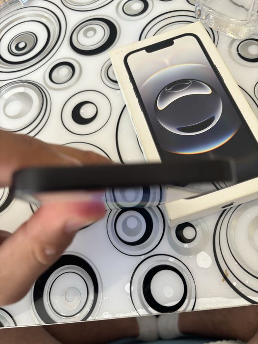 Продавам iphone 16e