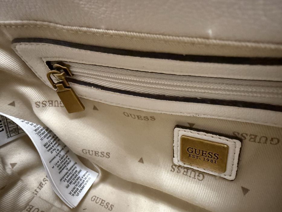 Дамска малка бяла чанта Guess