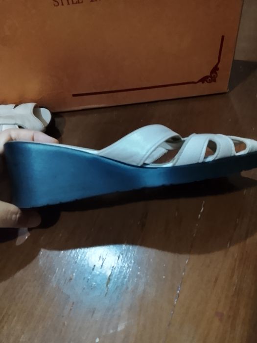 Шлепочки или мюли на танкетке