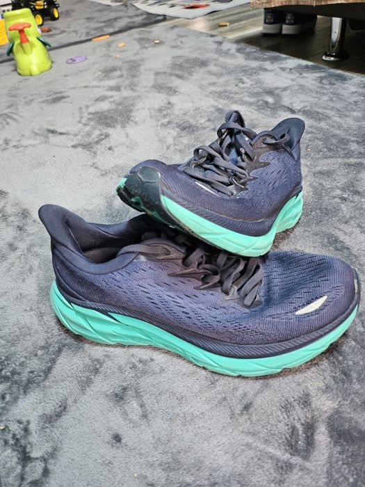 Vând adidași Hoka Clifton 8