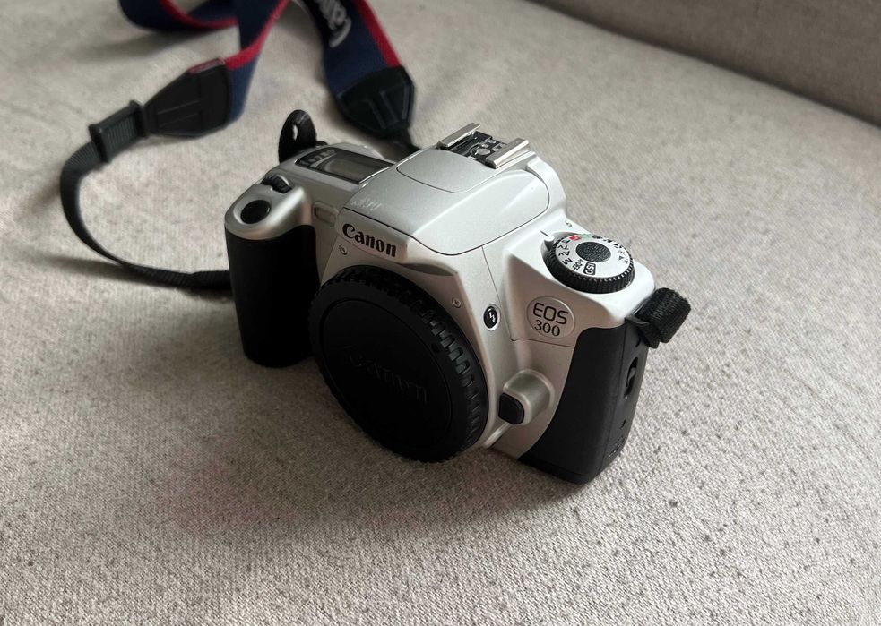 Body Canon EOS 300 (Rebel 2000) pe film 35mm