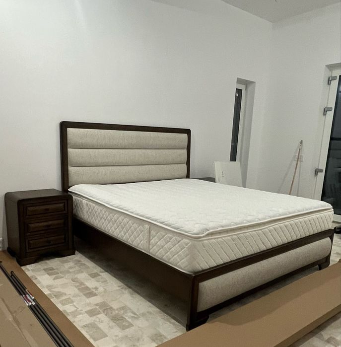 Vand set Mobexpert cu pat , saltea, noptiere si comoda