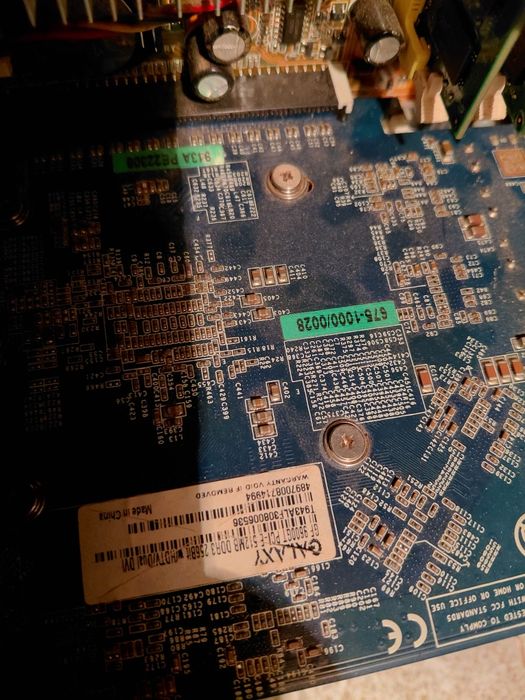 2 комплекта комп + монитор , мишка и клавиатура.