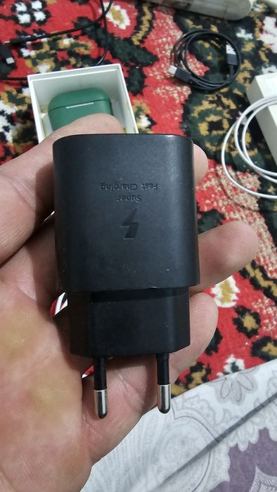 Samsung quvatlagich kabeli bilan birga