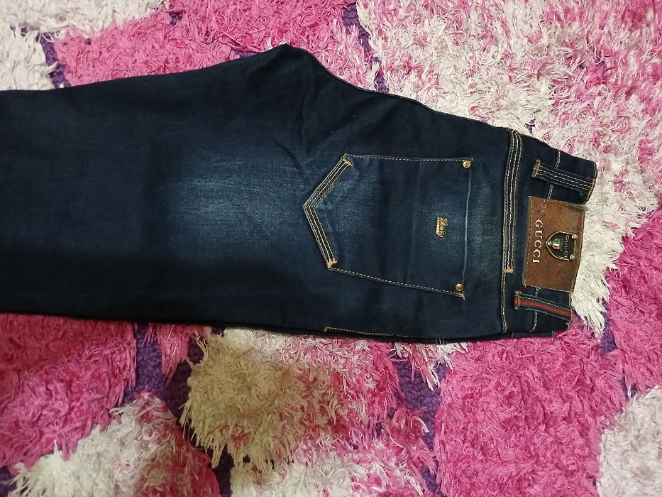 Blugi în stare perfecta
